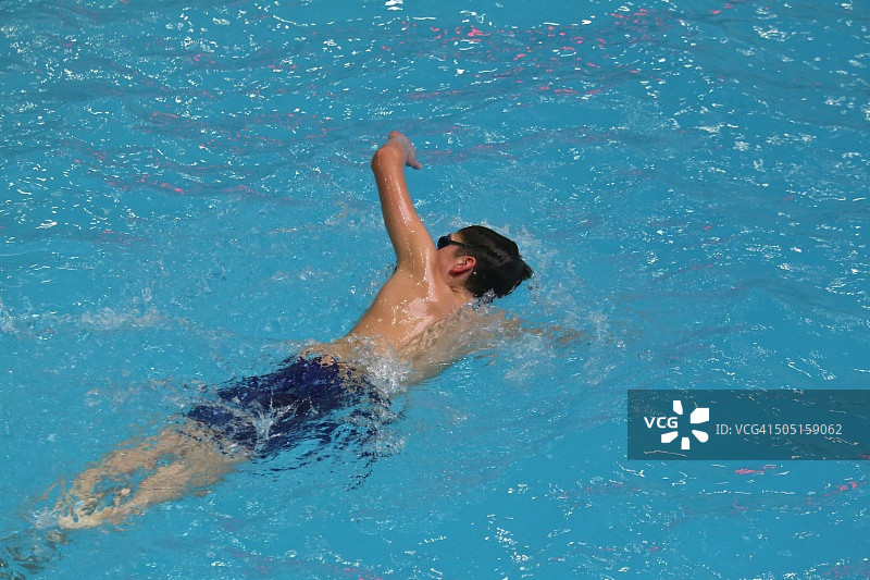 在公共泳池游泳的运动员图片素材