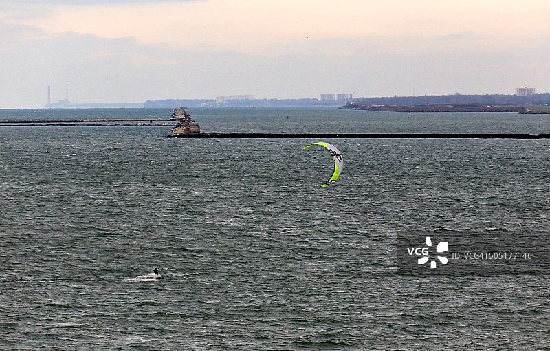 伊利湖上的风筝冲浪者图片素材