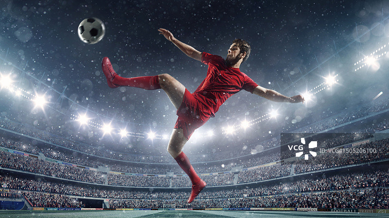 足球运动员踢球图片素材