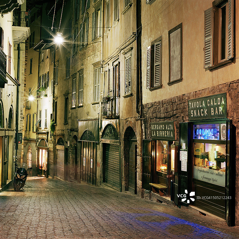 夜晚贝尔加莫狭窄的鹅卵石街道图片素材