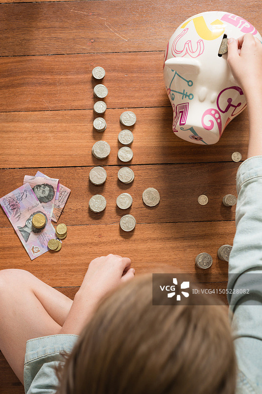 数钱的澳大利亚女孩CNAPBUS909图片素材