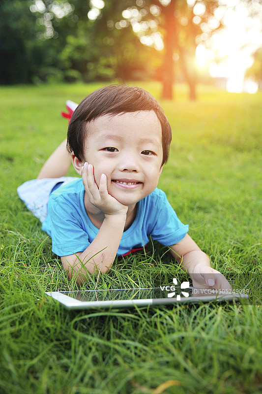 可爱的孩子们在公园里玩耍图片素材