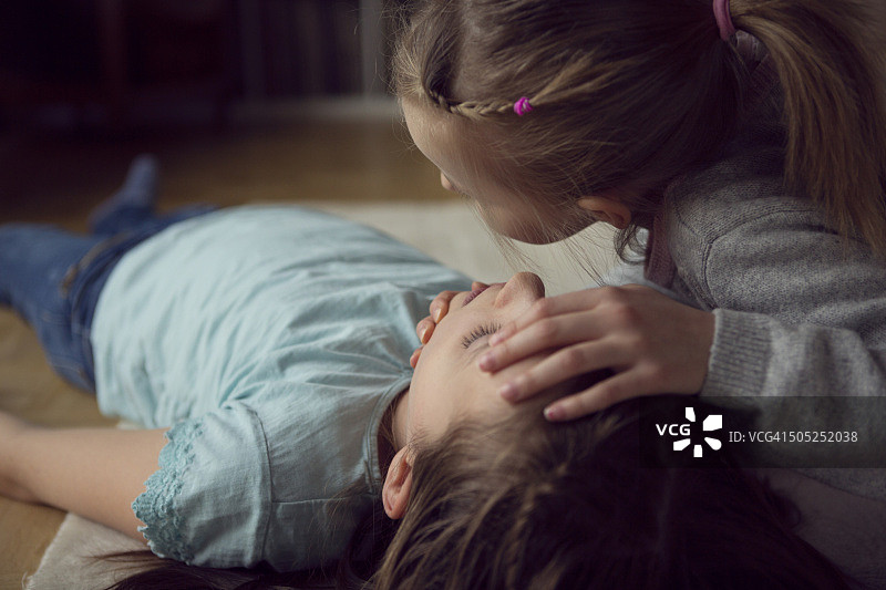 孩子们练习急救图片素材