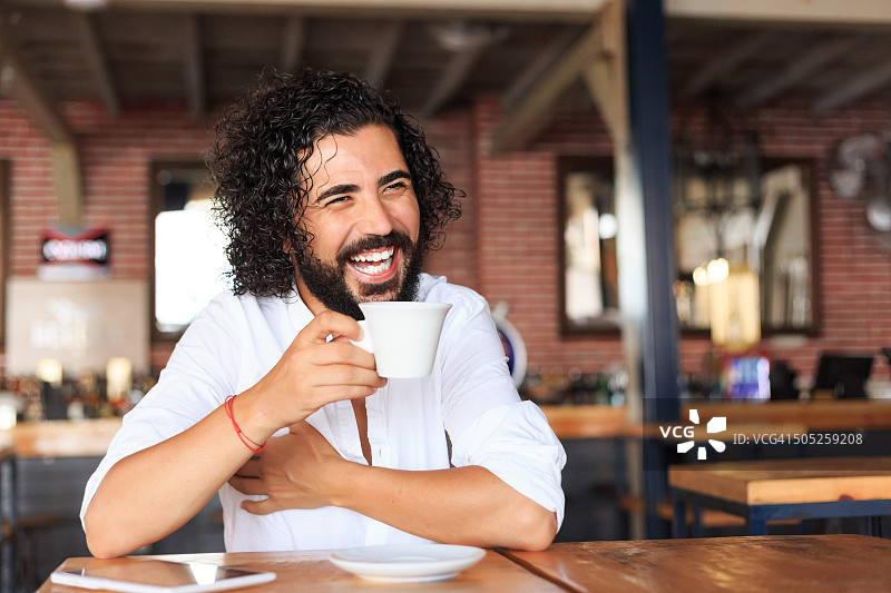年轻男人在酒吧喝咖啡图片素材