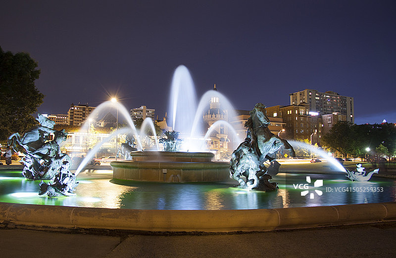 夜间喷泉图片素材