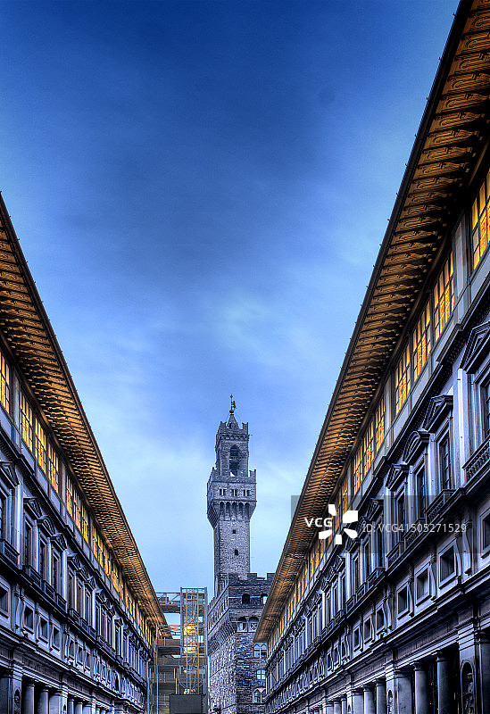 乌菲兹美术馆庭院眺望韦奇奥宫图片素材