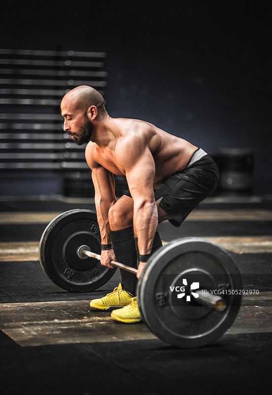 健身房里举重的健壮男人图片素材