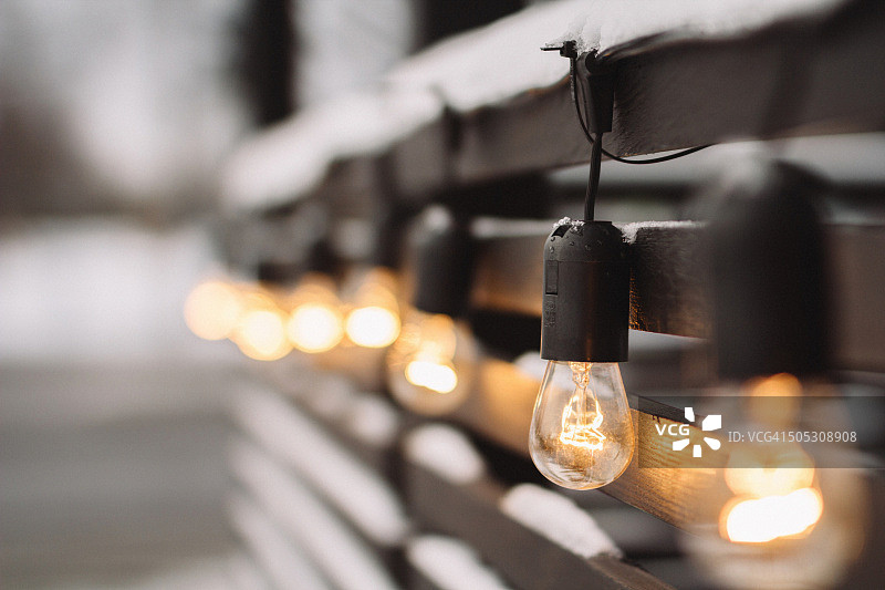 灯泡装饰的雪地栅栏图片素材