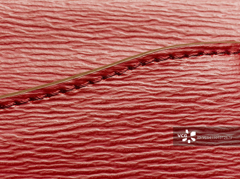 红色皮革钱包特写图片素材