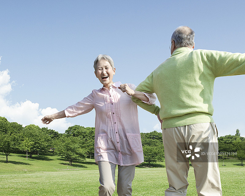 老年夫妇在跳舞图片素材