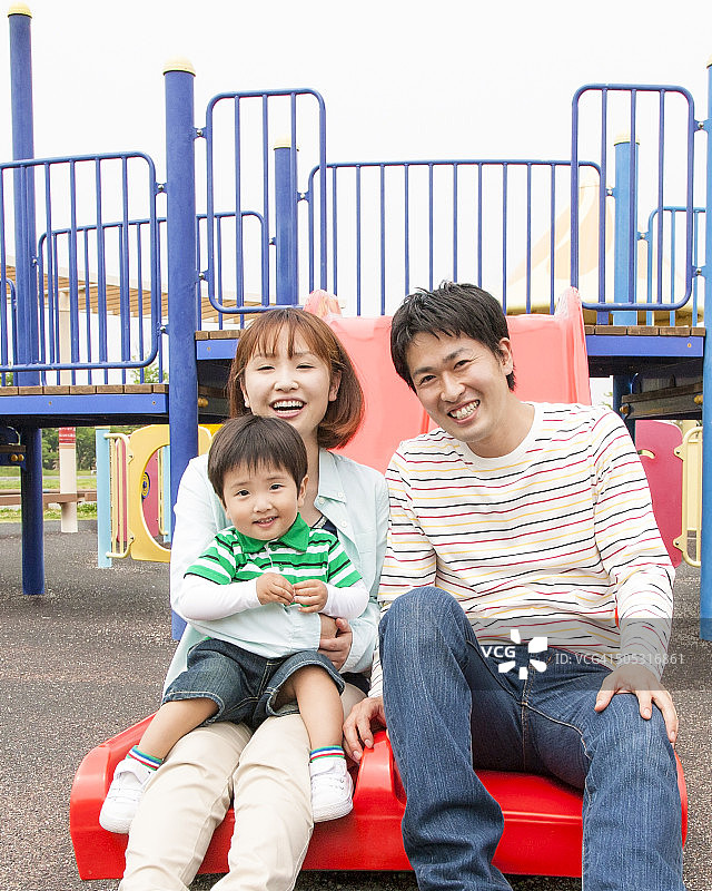 全家在游乐园玩耍图片素材