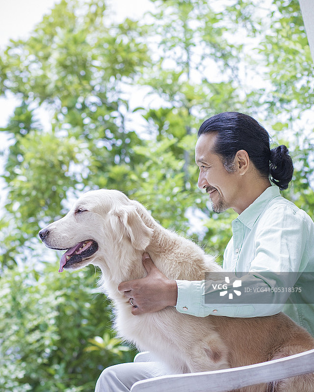 中年男人和宠物狗图片素材