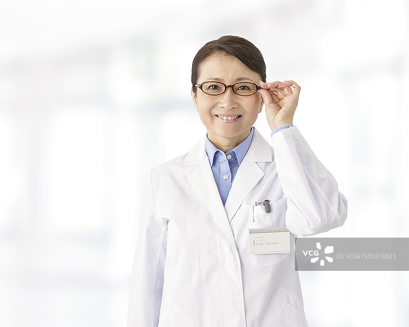 笑容满面的中年女医生图片素材