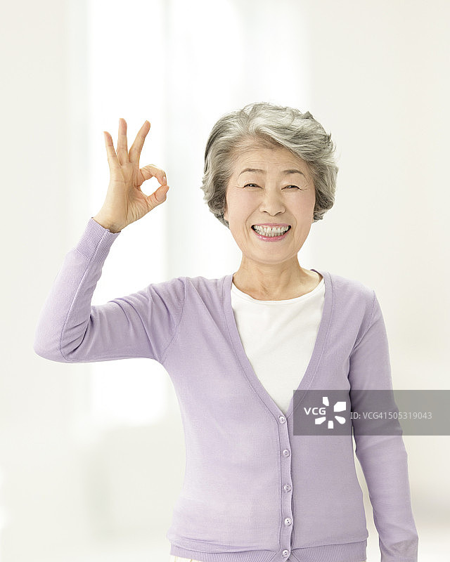 做OK手势的年长女人图片素材