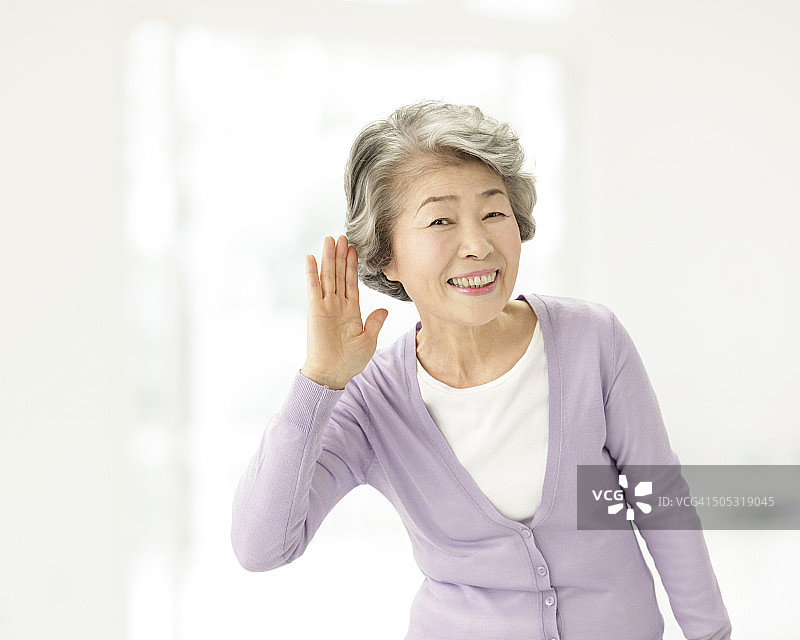 努力倾听的老年妇女图片素材