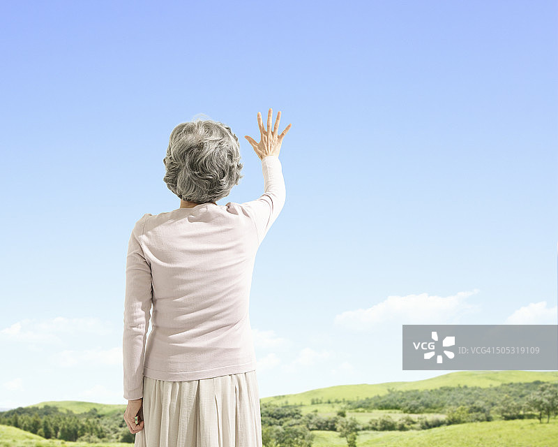 挥手的年长女人图片素材