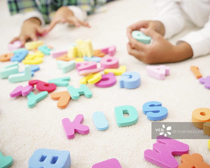 儿童玩字母图片素材