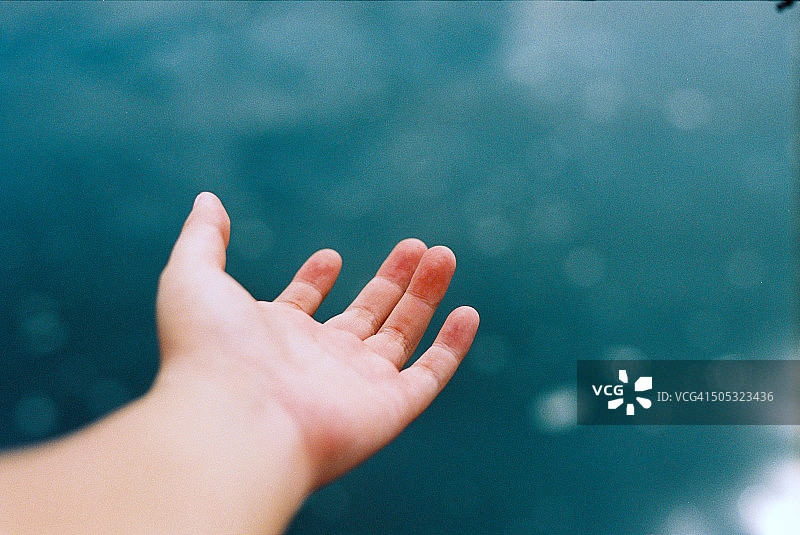 手与海洋的裁剪图图片素材