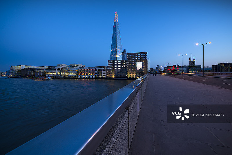 夜幕下的伦敦桥和碎片大厦，英国伦敦图片素材