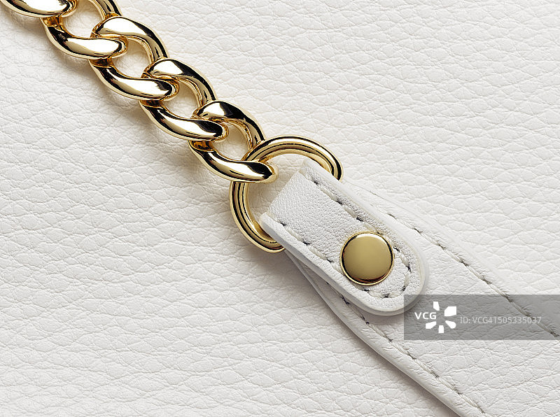 皮革手提包上的链条细节图片素材