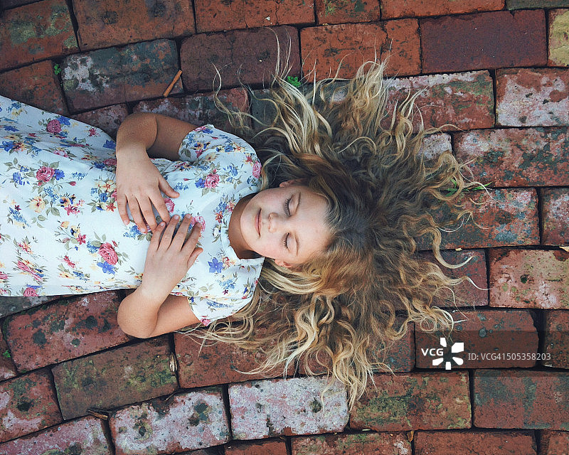 快乐的长发女孩在户外图片素材