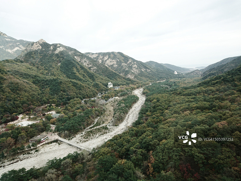 雪岳山国家公园秋季森林的风景图片素材