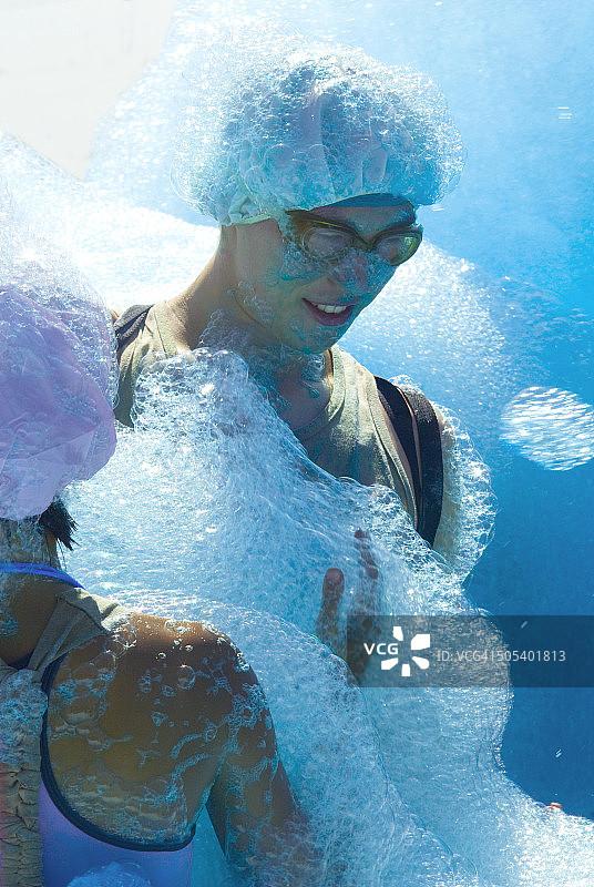 情侣在泡泡跑的泡泡池里图片素材