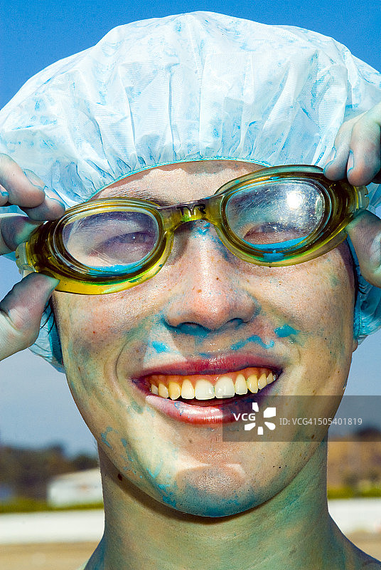 泡泡跑终点线上戴护目镜的男人图片素材