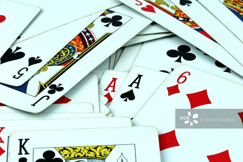 散落在桌子上的扑克牌特写图片素材