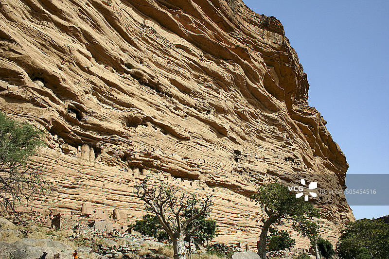 班迪亚加拉悬崖下的巴纳尼村庄图片素材