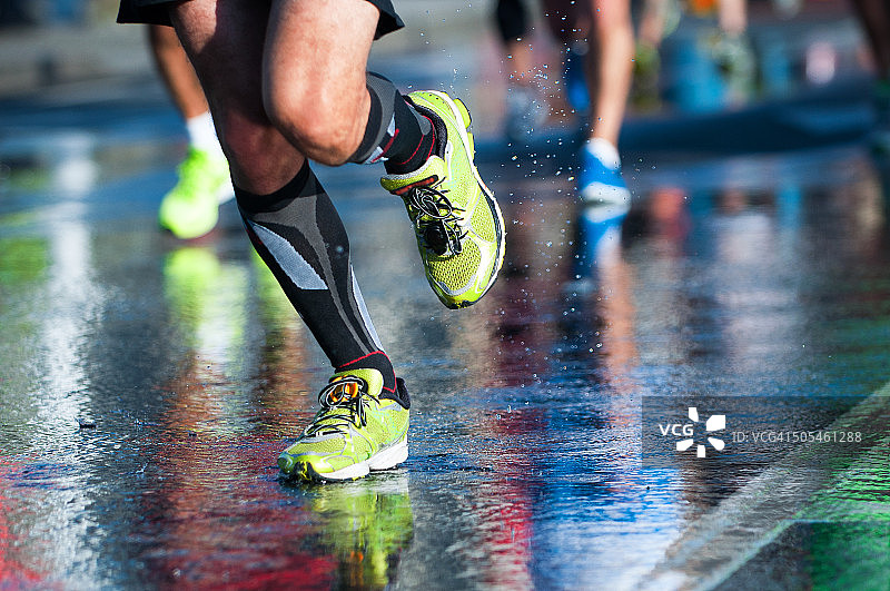 运动员跑马拉松的脚部特写图片素材