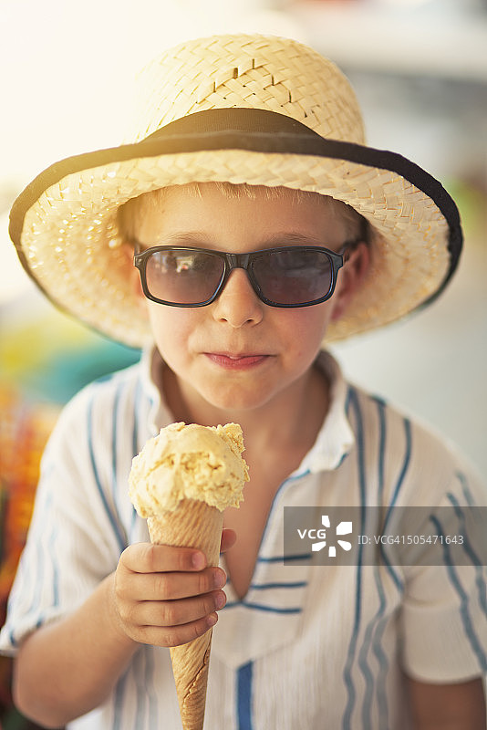 小男孩吃冰淇淋图片素材