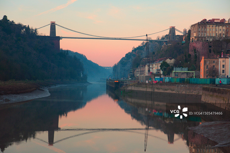 克利夫顿悬索桥和埃文峡谷图片素材