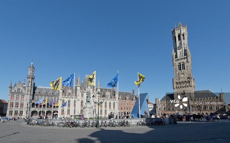 比利时弗兰德斯布鲁日： Markt广场、Provinciaal Hof、Jan-Breydel纪念碑和钟楼图片素材