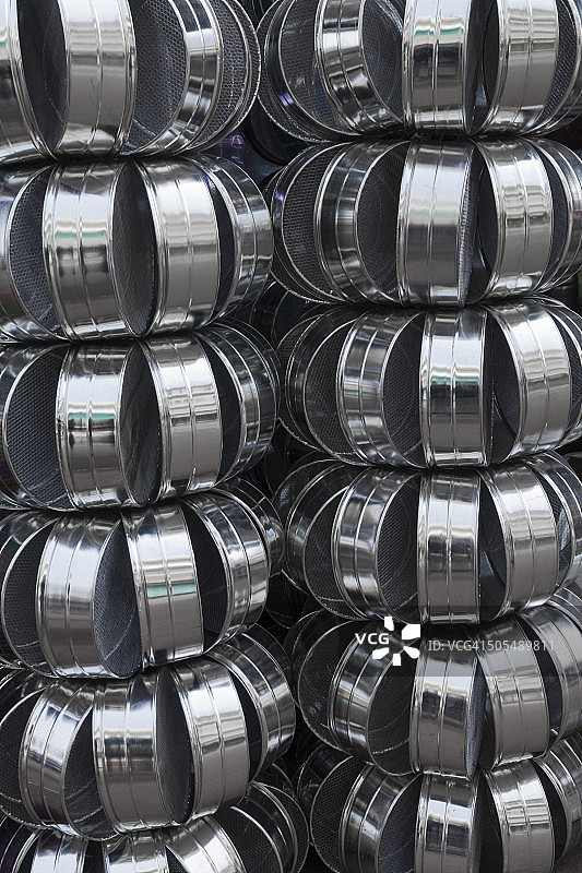 堆叠捆扎的金属筛子图片素材