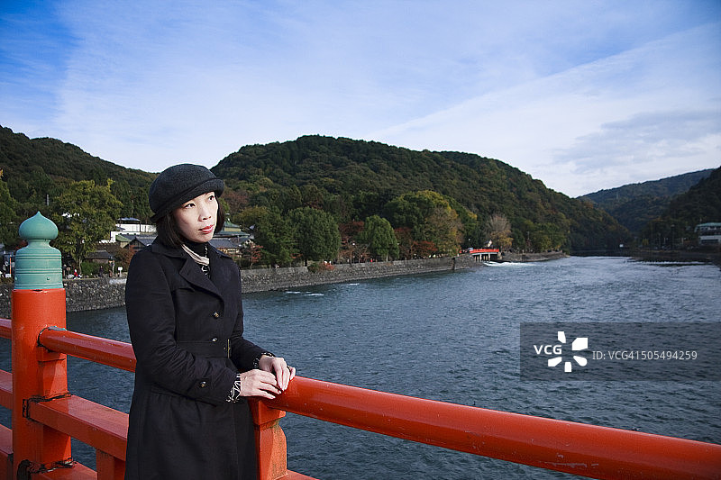 站在朝雾桥上的女人图片素材