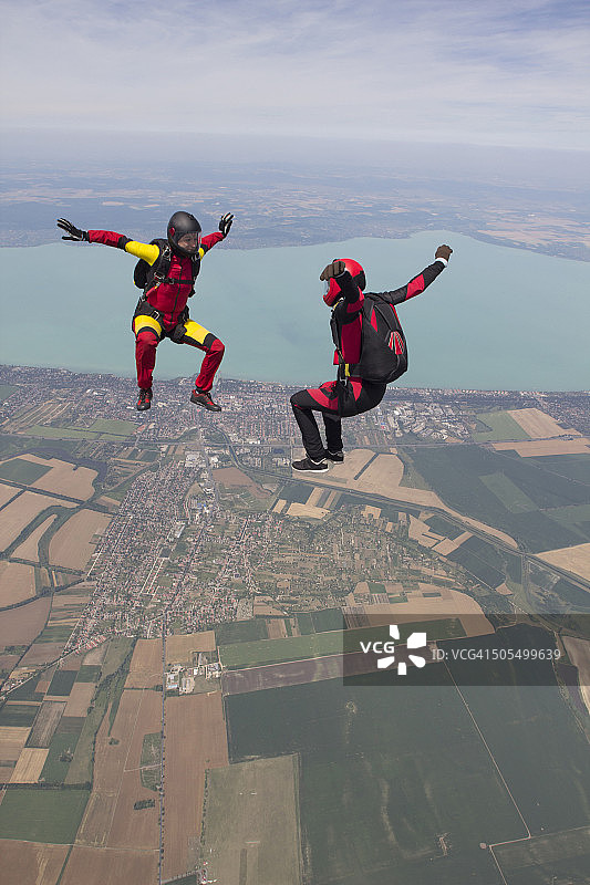 跳伞者一起以坐姿飞行图片素材