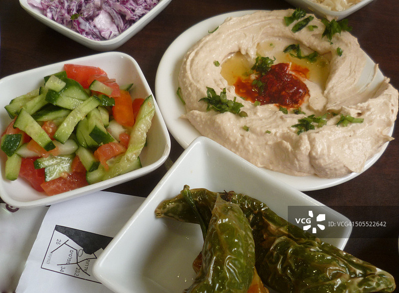 鹰嘴豆泥、沙拉、辣椒图片素材