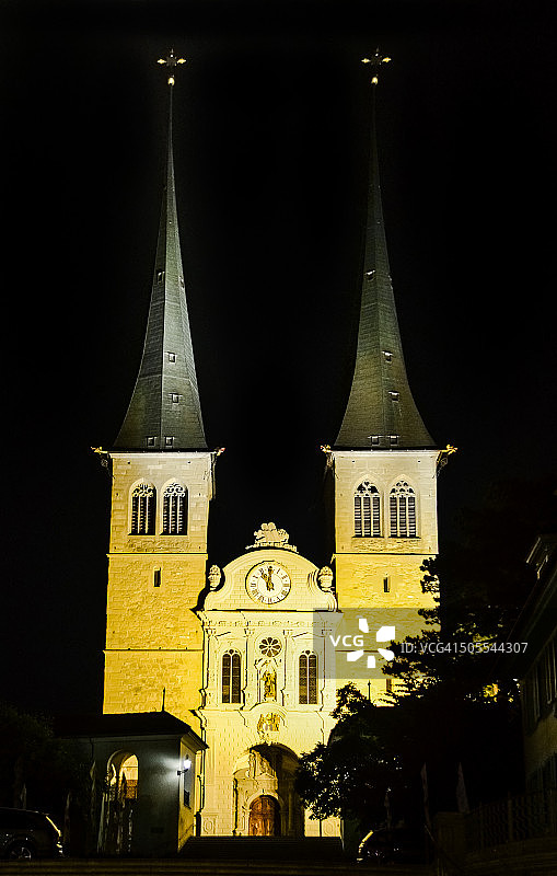 琉森的夜间照明教堂图片素材