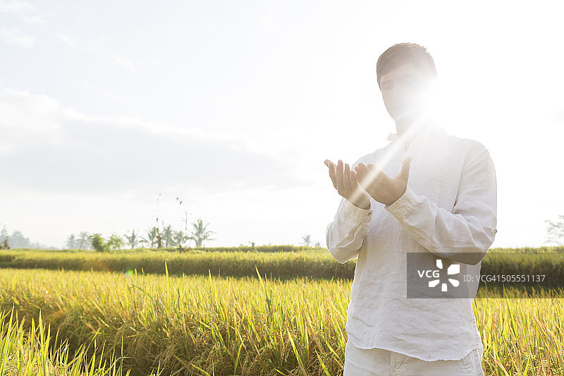 年轻的白人络腮胡男子在晨光中冥想图片素材