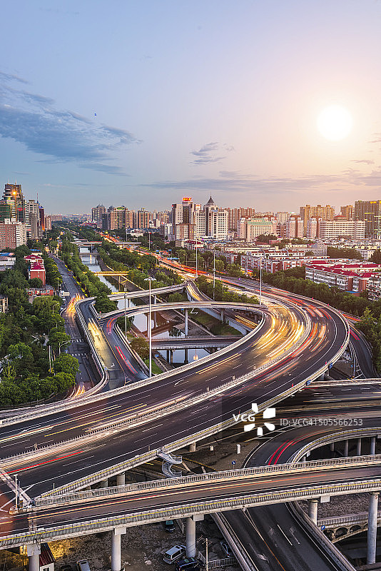 城市公路夜间交通图片素材