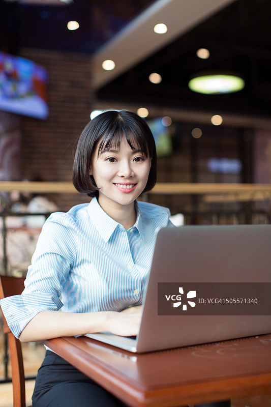 漂亮的年轻女秘书图片素材