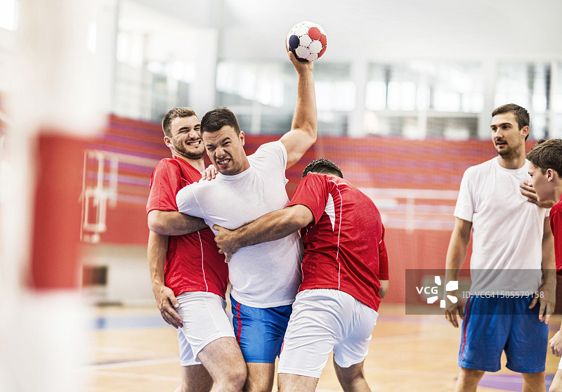 男子手球运动员的比赛瞬间图片素材