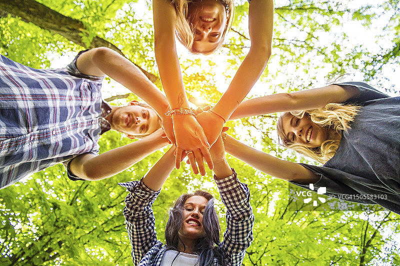 手牵手的团队朋友图片素材