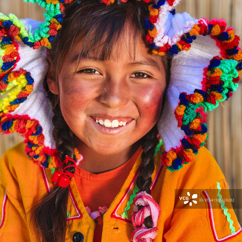 在秘鲁的的喀喀湖乌鲁斯漂浮岛上的小女孩图片素材