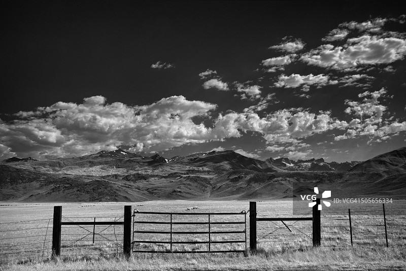 牧场上的旧围栏图片素材