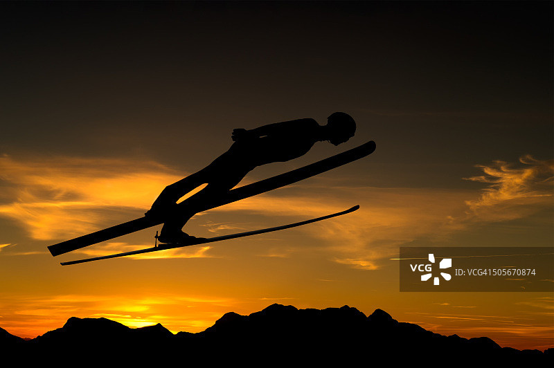 阳光下的跳台滑雪运动员侧视图图片素材