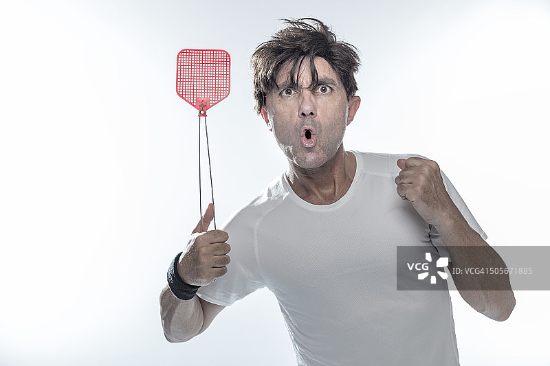 手持苍蝇拍的有趣男人肖像图片素材