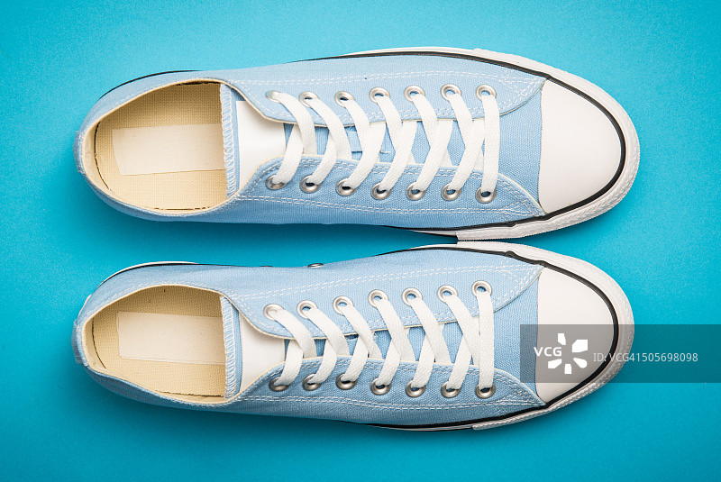 蓝色背景上的蓝色运动鞋图片素材