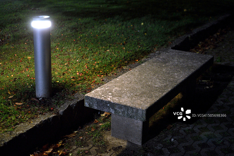 夜晚公园长椅图片素材